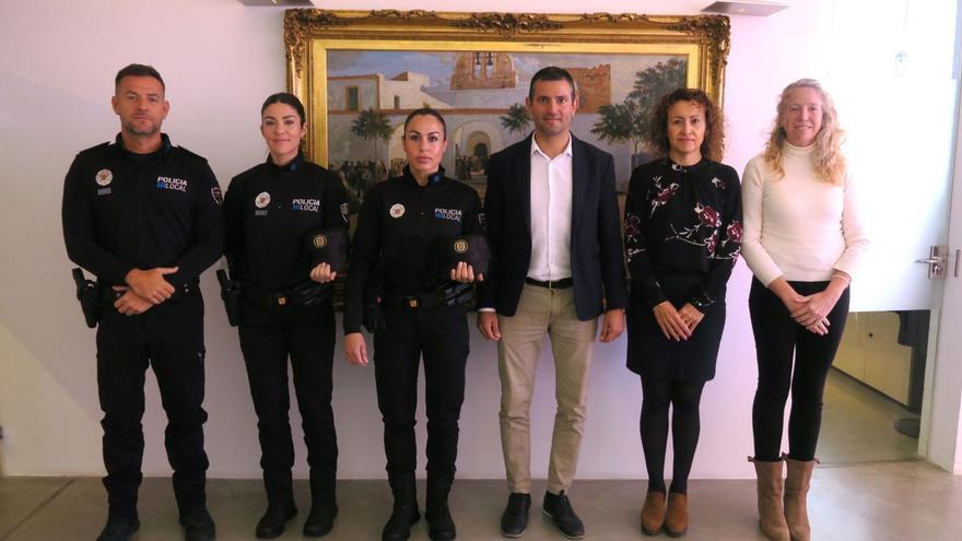 Las dos nuevas agentes, en el centro, durante la toma de posesión. | SANT ANTONI