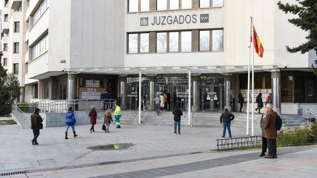 La jueza libra del banquillo al único policía imputado por la patada en la puerta de Velázquez (Madrid).