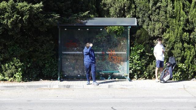 Vecinos esperando en la parada del ‘casetero’ a la altura de la urbanización Torres de San Lamberto, ayer. | JAIME GALINDO