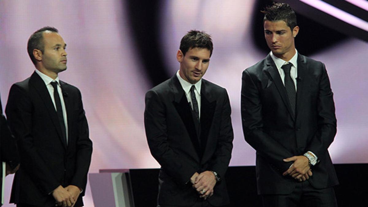 Iniesta, Messi y Ronaldo, en la entrega del trofeo de la UEFA al mejor jugador europeo de la temporada, el pasado agosto