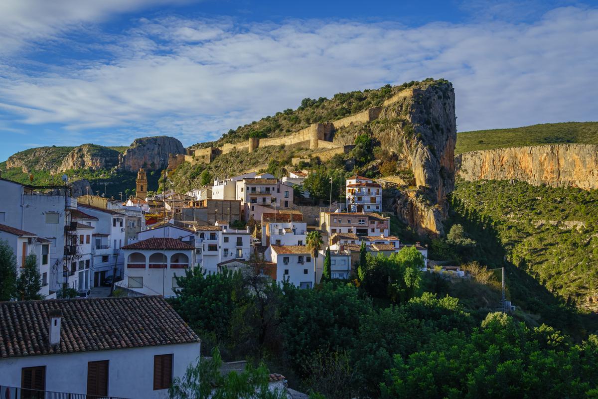 Un castillo en lo alto del pueblo.