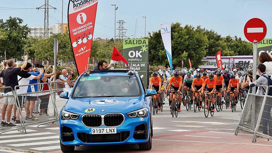 Imagen del inicio de la primera etapa de la Vuelta a Andalucía en La Cala de Mijas.