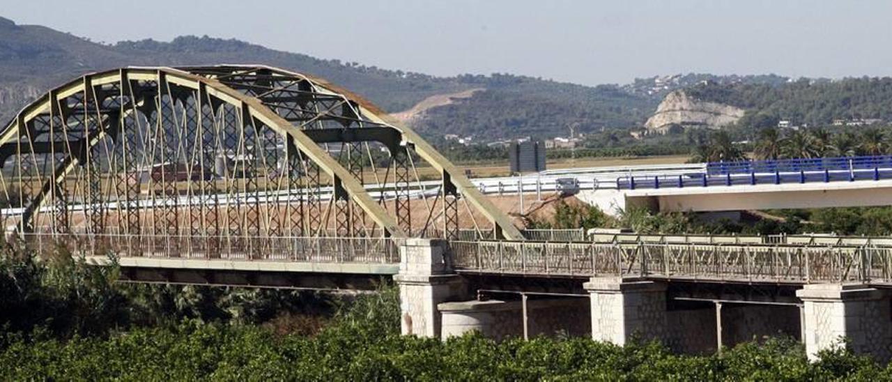 El Pont de Fortaleny cumple cien años aislado y sin iniciar su rehabilitación