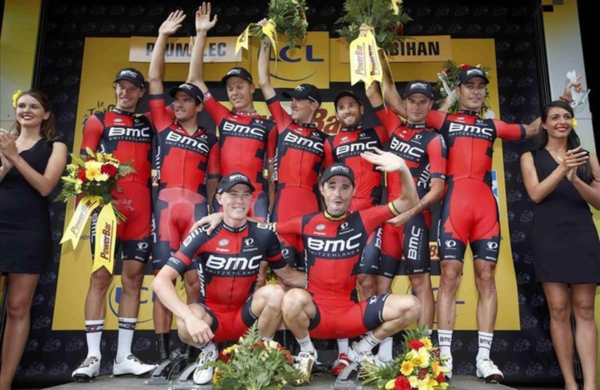 L’equip BMC, amb Samuel Sánchez ajupit a la dreta, al podi com a guanyador de la contrarellotge per equips del Tour.