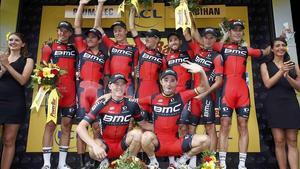 El equipo BMC, con Samuel Sánchez agachado a la derecha, en el podio como ganador de la contrarreloj por equipos del Tour.