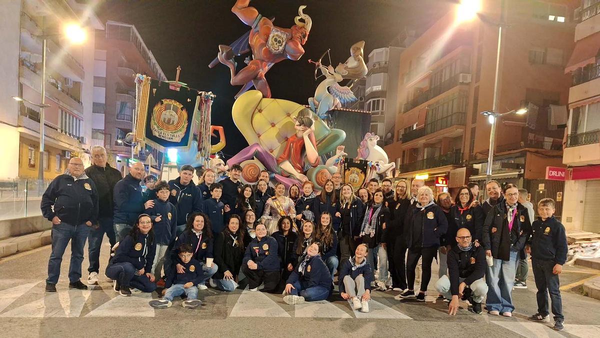 La comisión de la falla Els Tolls, posando ante la el monumento premiado.