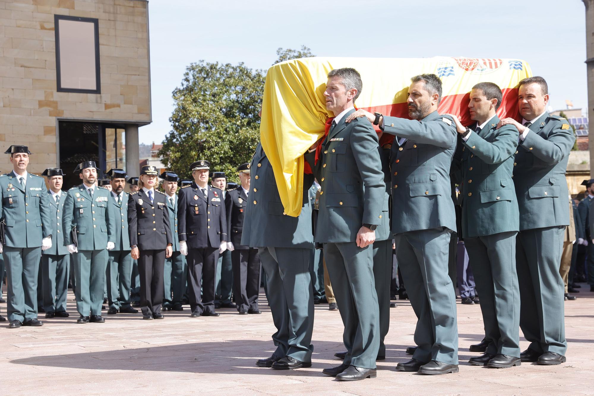 En imágenes: funeral en la catedral de Oviedo del guardia civil que evitó una masacre ciclista en Pravia