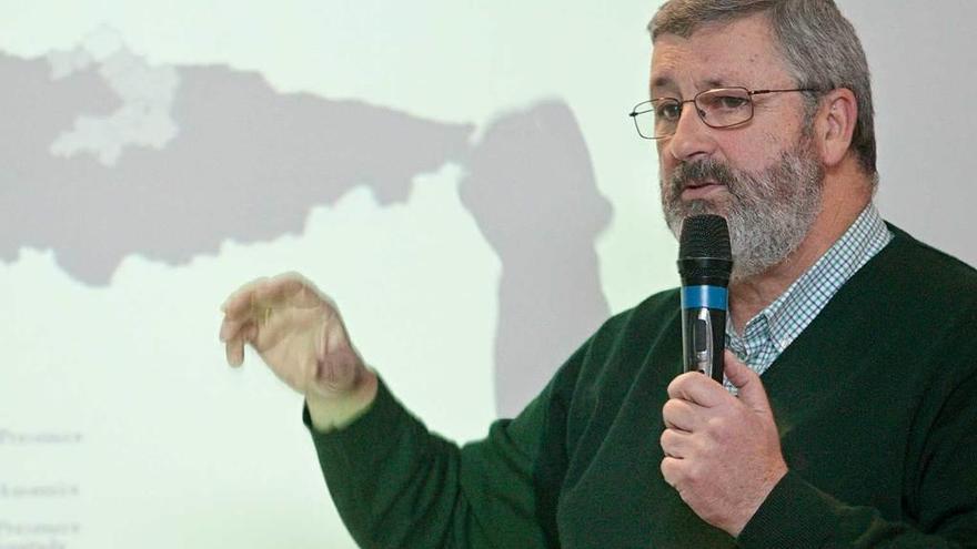 Carlos Nores, durante su exposición, ayer, en la feria Asturcaza.