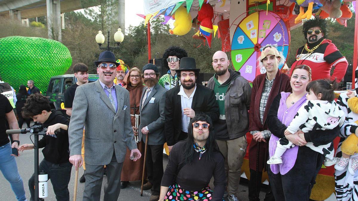 Las comparsas toman Barbadas, y las orejas, la Praza Maior