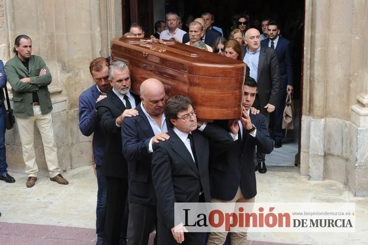 Numerosos murcianos arropan a la familia de Antonio González Barnés en su entierro