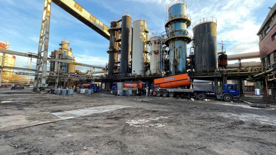 Arriba, lo que queda del antiguo parque de tanques de condensación 2. Sobre estas líneas, estado actual del antiguo parque de tanques de benzol. A la izquierda, inicio del desmontaje de la línea de gas cok.