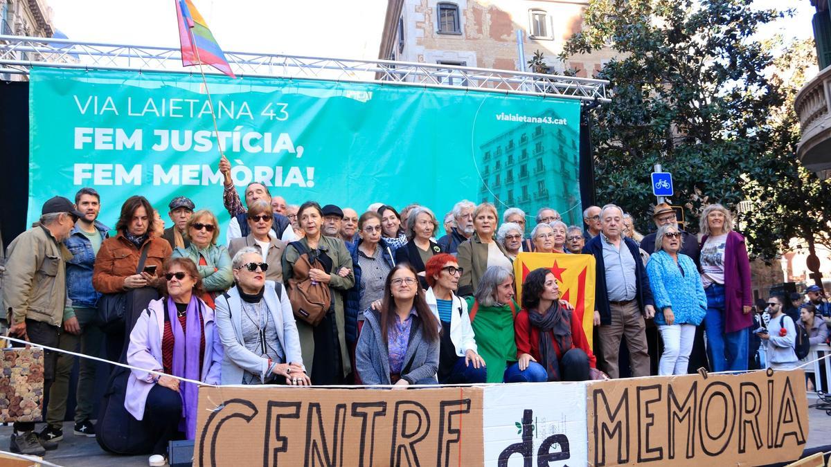 Miembros de la campaña 'Via Laietana 43', en un acto para pedir que se convierta en centro de memoria.