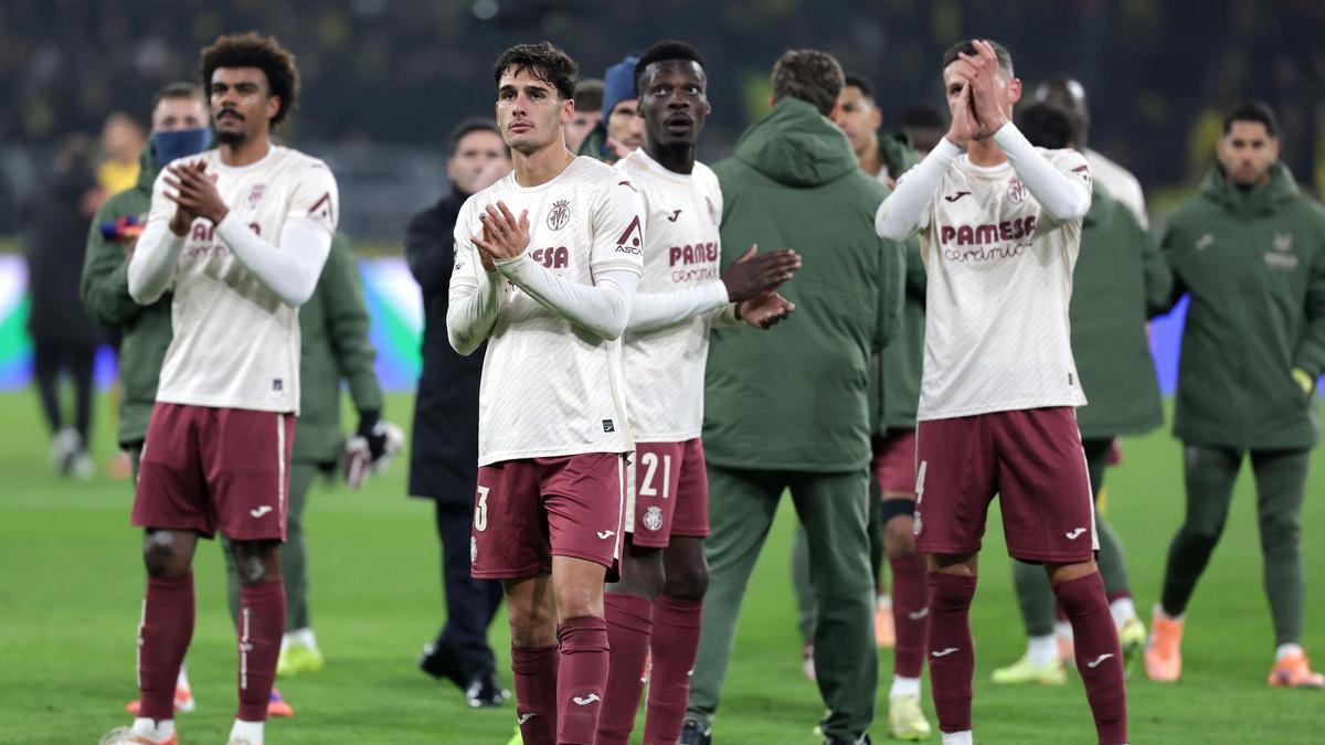 Los jugadores del Villarreal agradecen el apoyo a la afición.