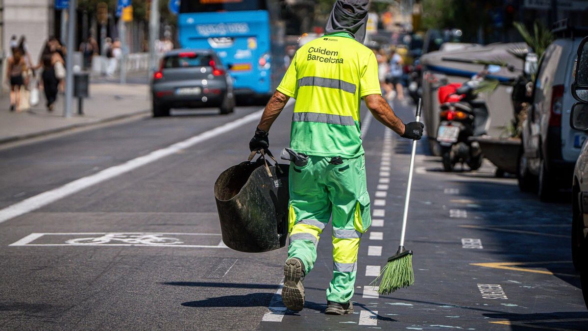 Un barrendero durante su trabajo en plena ola de calor, este lunes.