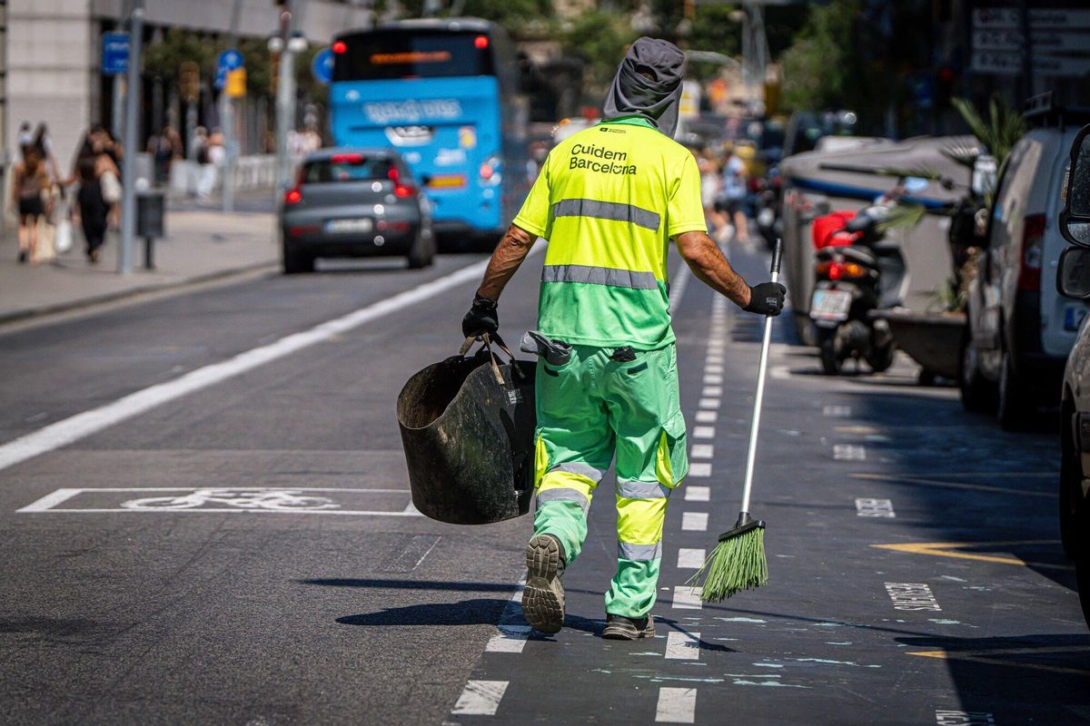 Un barrendero durante su trabajo en plena ola de calor, este lunes.