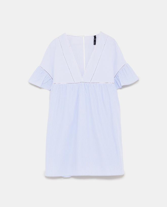 Vestido mono con rayitas blancas y azules de Zara. (Precio: 25, 95 euros)