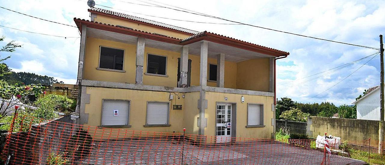 Una valla impide acceder a una de las viviendas afectadas por la expropiación.   | // GUSTAVO SANTOS