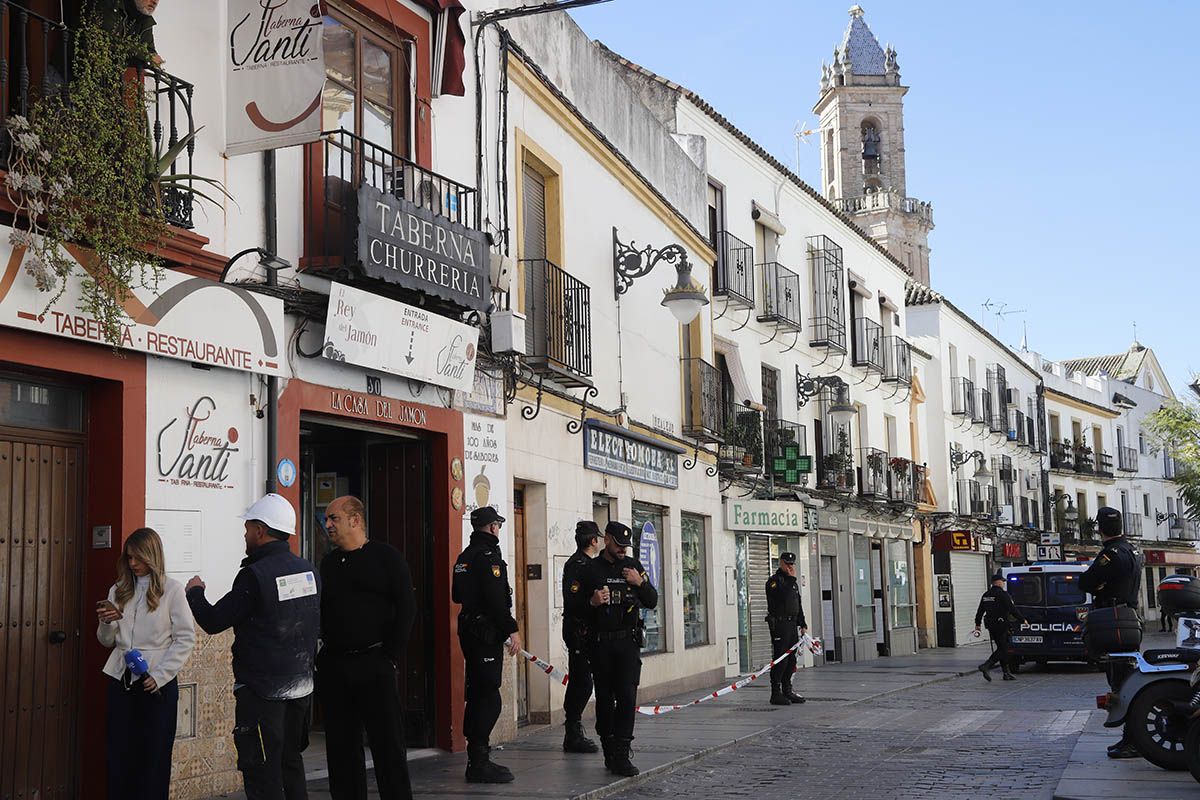 La Policía Nacional inspecciona la Casa de los Guzmanes de Córdoba tras aparecer una tercera granada