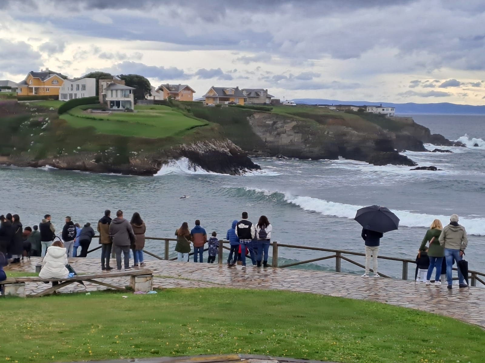 En imágenes: El ambiente surfista toma la playa de Tapia este puente