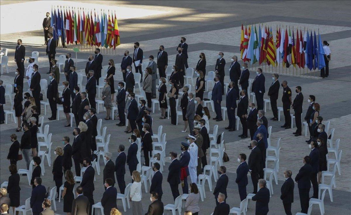 Autoridades y sociedad civil, en el patio del Palacio Real, durante el homenaje.