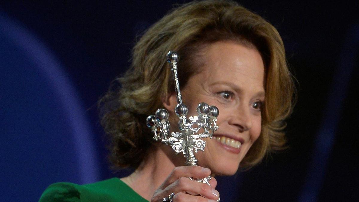 Sigourney Weaver, con el Premio Donostia de 2016.