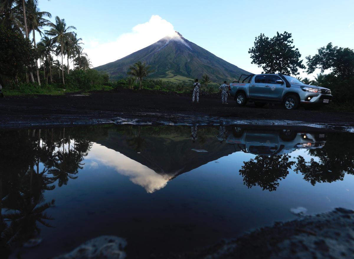 El volcán Mayón sigue activo en Filipinas