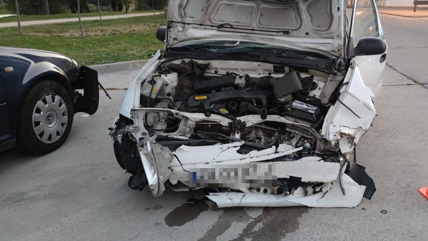 Un hombre, atrapado en su vehículo y otro herido tras el choque de sus turismos en Zamora capital