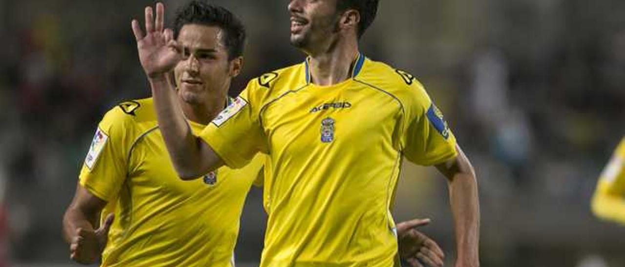 Celebración del centrocampista de la UD, Hernán Santana, en el Estadio de Gran Canaria. En segundo término, el lateral amarillo David Simón.