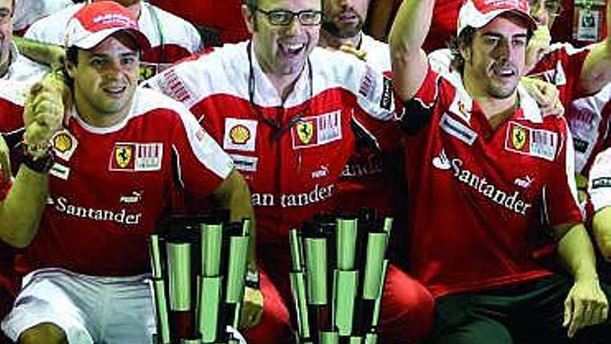 Massa, Domenicali y Alonso posan para la foto oficial de los ganadores.