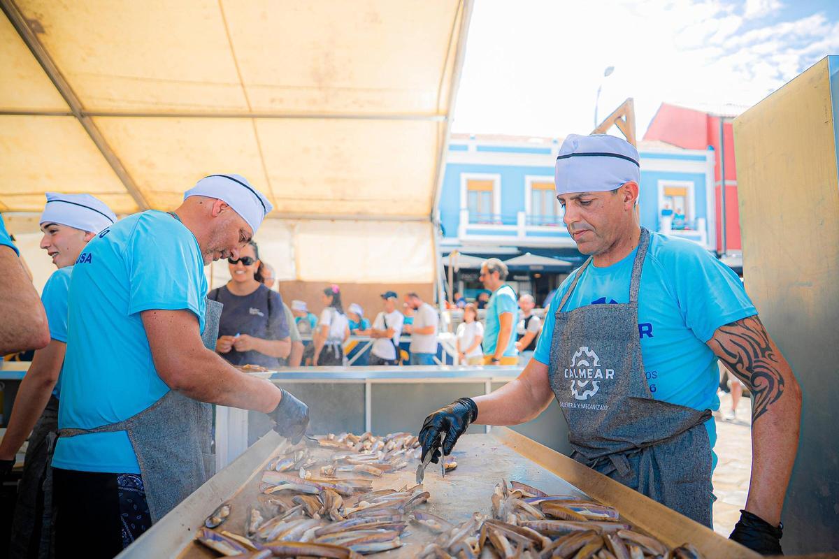Voluntarios en la zona de cocina.