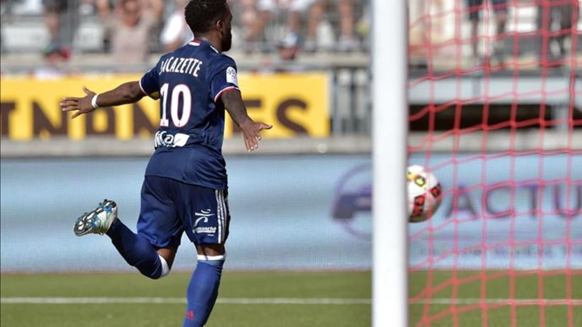 Lacazette comienza la Ligue1 con hat-trick