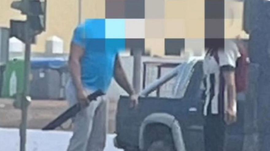 Un hombre se pasea con un machete de grandes dimensiones por Arrecife