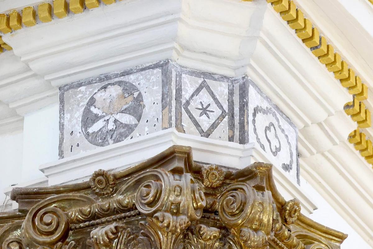 Pinturas originales encontradas tras retirar una capa de yeso en la nave central.