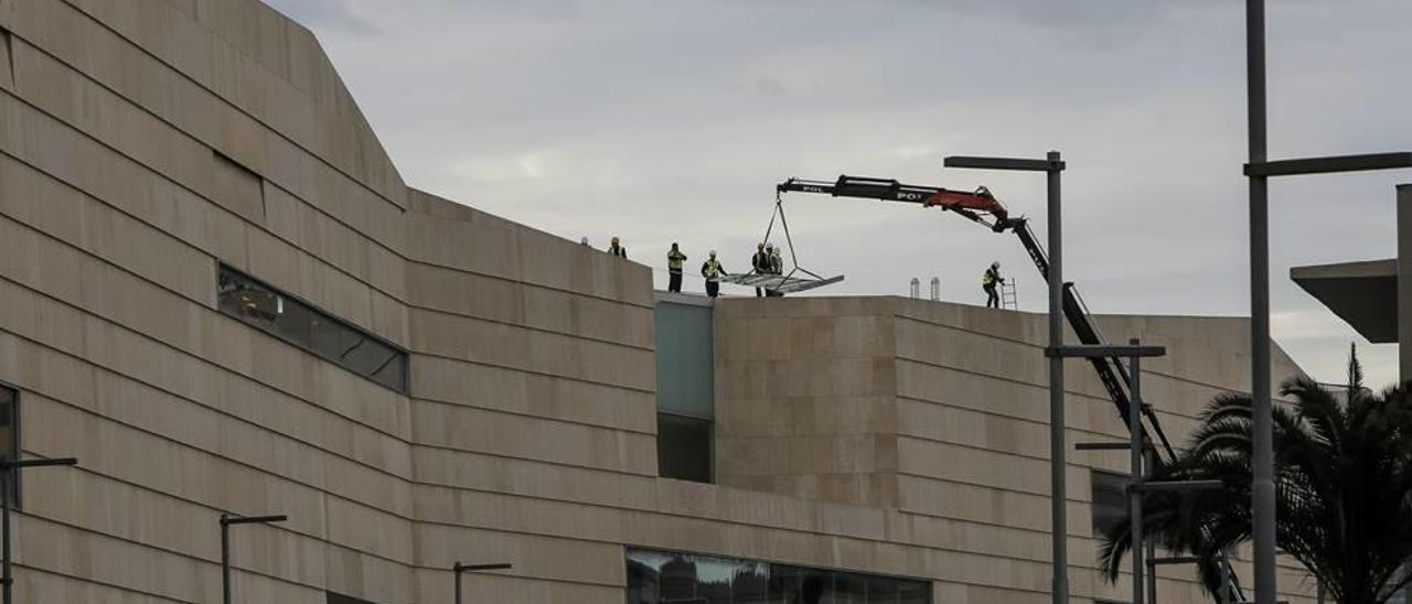 Una de las piezas desprendidas de la fachada por el fuerte viento.