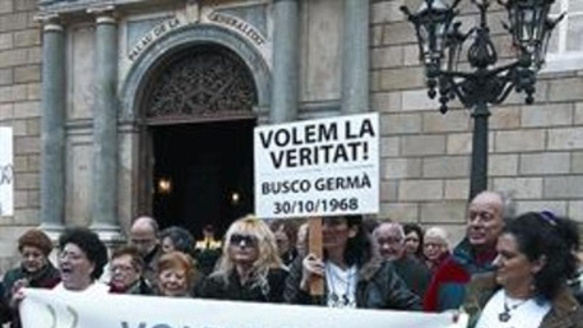 Manifestantes en la plaza de Sant Jaume de Barcelona, ayer.