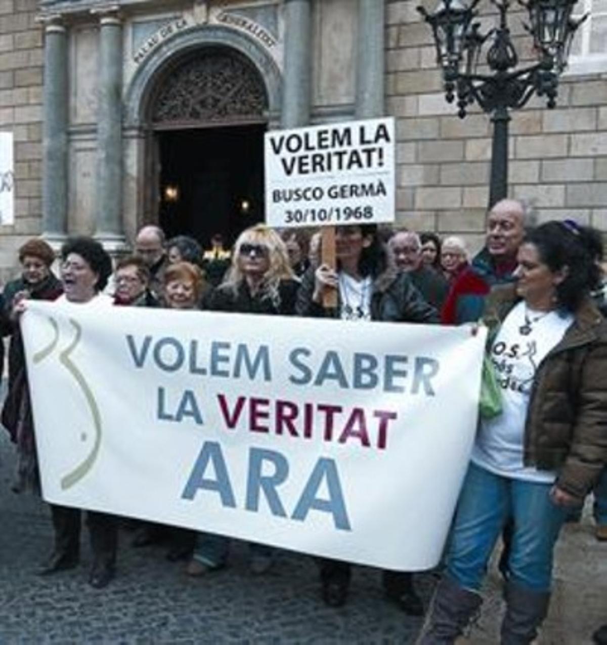 Manifestants a la plaça de Sant Jaume de Barcelona, ahir.