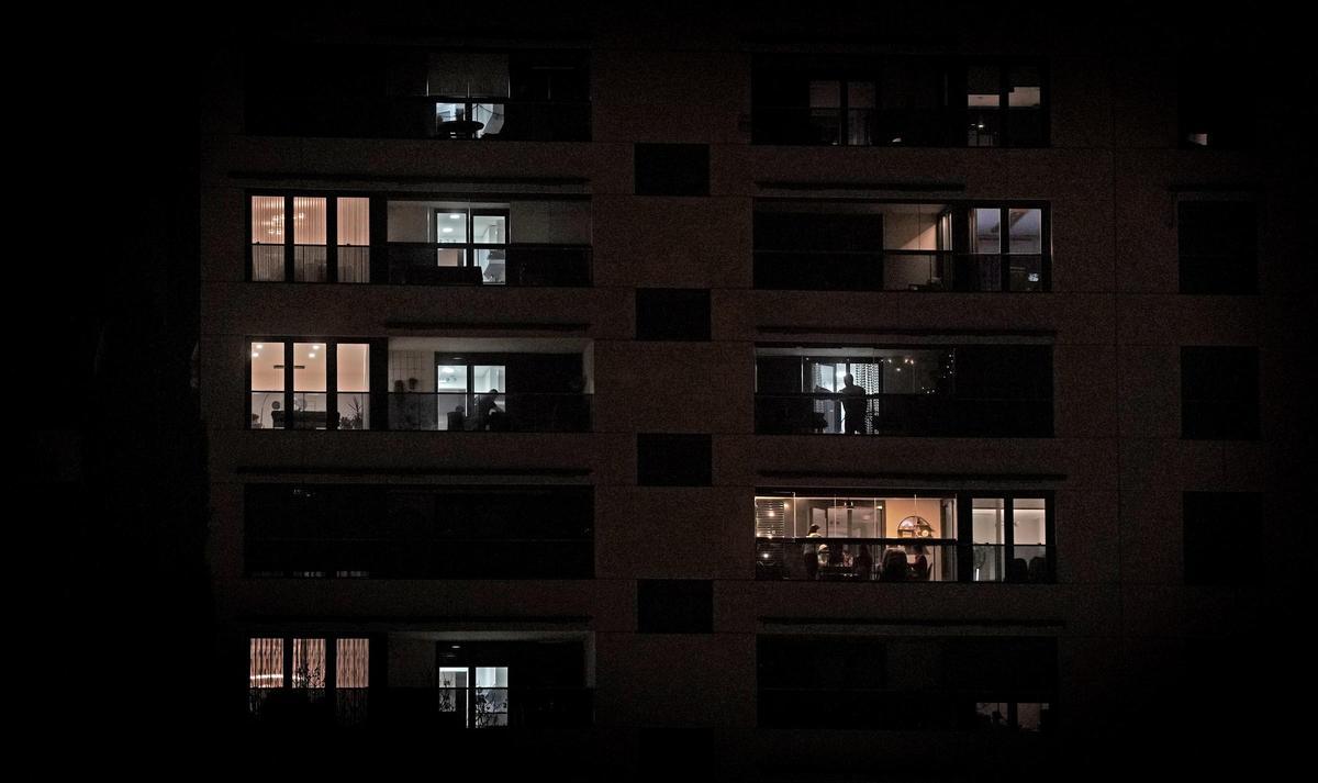 La crisis de la vivienda empuja a parejas a compartir piso: "Era la única opción para irnos de casa de nuestros padres y ahorrar"