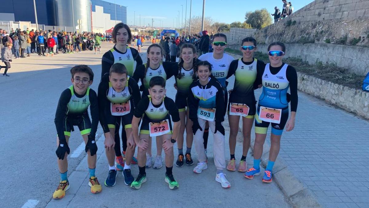 Deportistas de la Escola del Triatló Ontinyent en la prueba de Picassent.