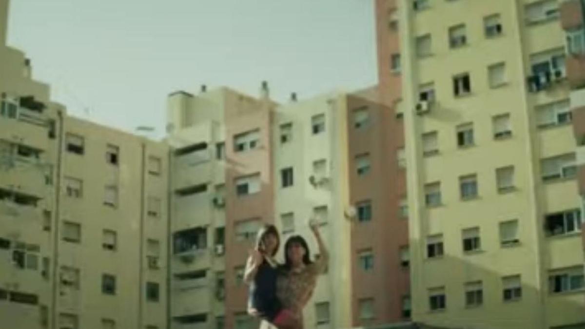 Una escena en uno de los edificios del barrio de Nou Llevant. | NETFLIX