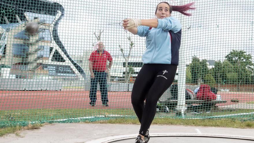 Irene Gómez, durante un entrenamiento en Balaídos bajo la supervisión de José Manuel Hermida. // R. Grobas