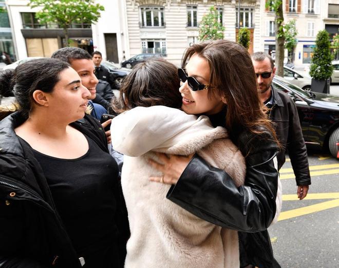 Bella Hadid abraza a una fan francesa en París