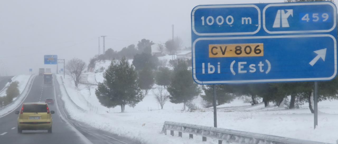 Imagen de la autovía central Alicante-Alcoy cubierta de nieve en 2019