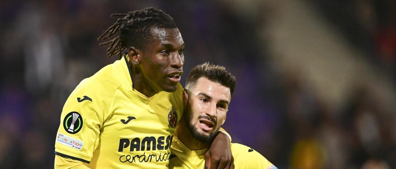 Nicolas Jackson y Álex Baena celebran el gol de la victoria.