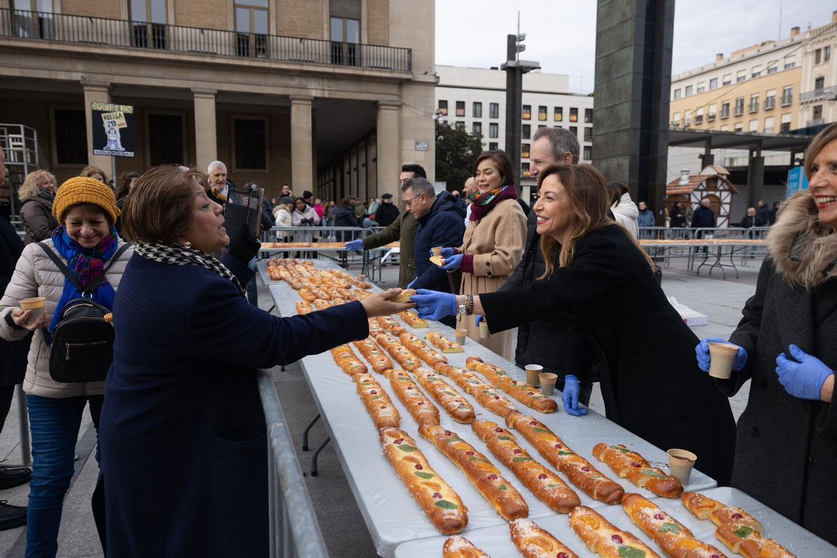En imágenes | EL PERIÓDICO DE ARAGÓN reparte 20.000 raciones de roscón en la plaza del Pilar por San Valero