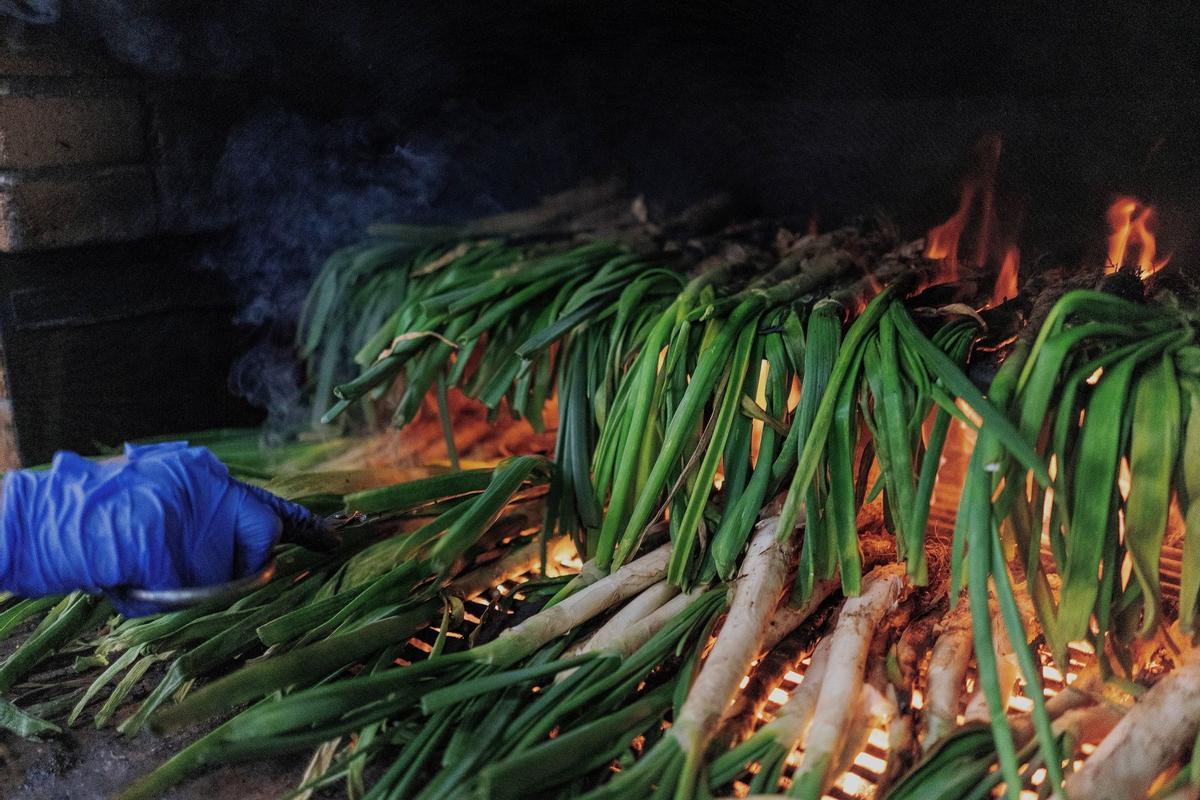 Preparación de la calçotada en el Pasa Tapas