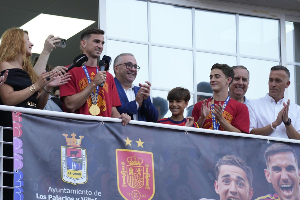 Los Palacios se rinde a Fabián y Gavi, sus campeones del mundo