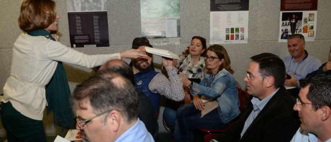 Asistentes a la charla ofrecida ayer en Cambados por Nava Castro. // Noé Parga