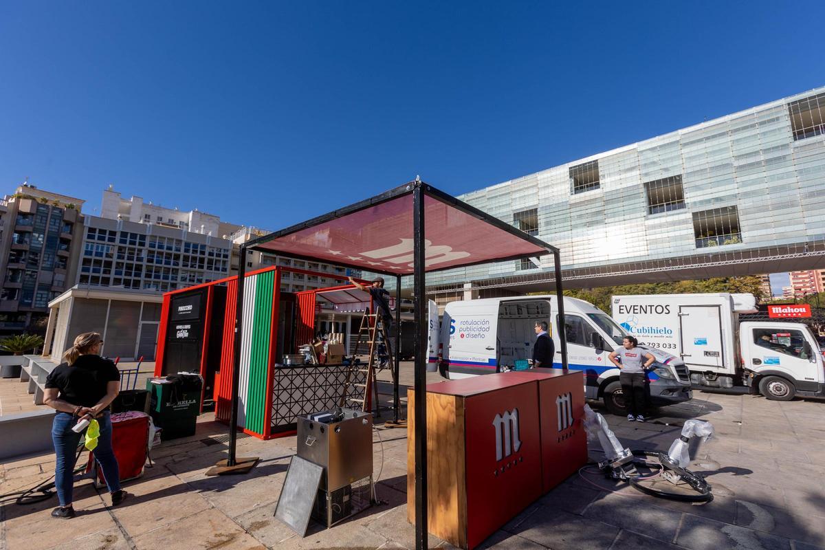 Así es el montaje de la zona "gastro" del Benidorm Fest y los exteriores del Palau