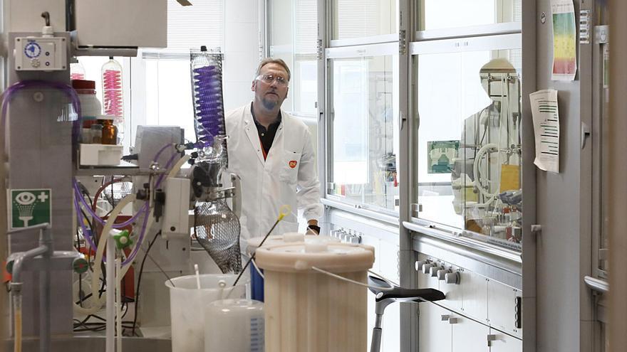 Un investigador en el centro de GSK.