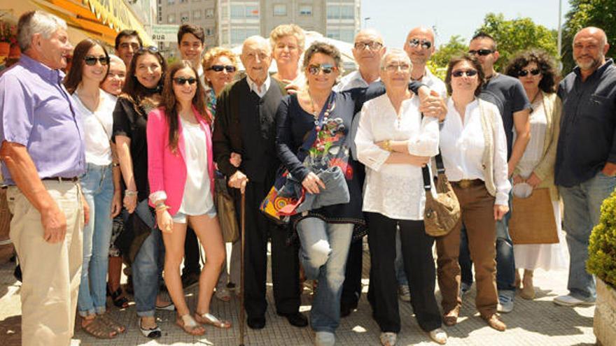 Castor Álvarez durante la celebración de su 105 cumpleaños junto a su familia en junio de 2011.  // R. V.